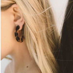 Machete tortoise hoop earrings Rachel Zoe